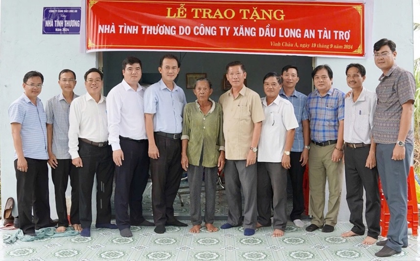 Petrolimex Long An trao tặng nhà tình thương tại huyện Tân Hưng