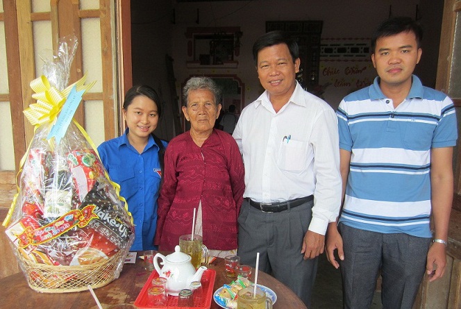 Thăm hỏi, chúc Tết Mẹ Việt Nam anh hùng