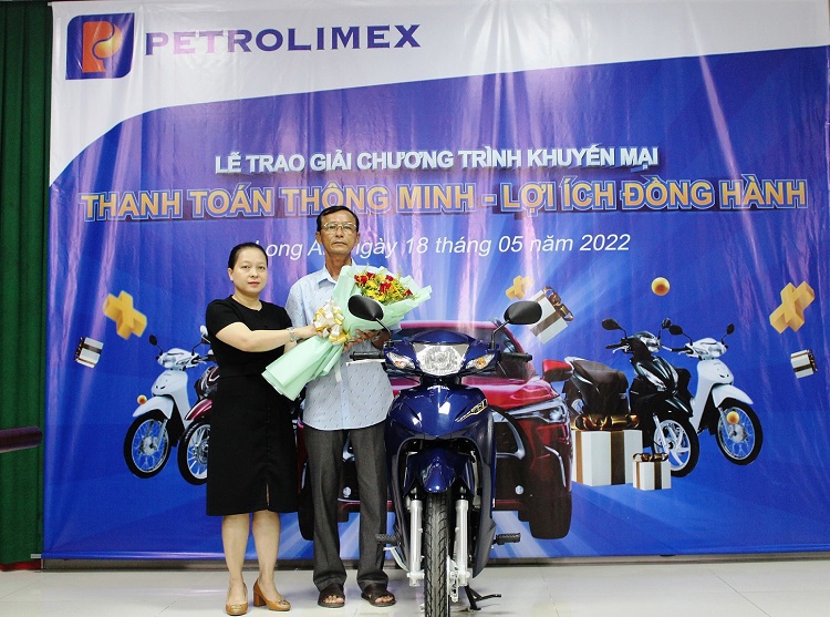 Trao giải chương trình “Thanh toán thông minh - Lợi ích đồng hành” tại Long An