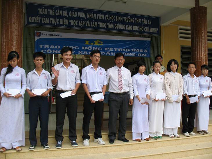 Trao học bổng hỗ trợ học sinh nghèo vượt khó, học khá giỏi