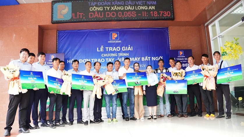Petrolimex Long An tổ chức chương trình trao thưởng "Hóa đơn trao tay - Vận may bất ngờ"