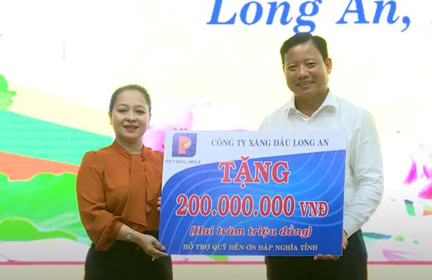 Petrolimex Long An ủng hộ Quỹ xây dựng, sửa chữa nhà tình nghĩa tỉnh Long An