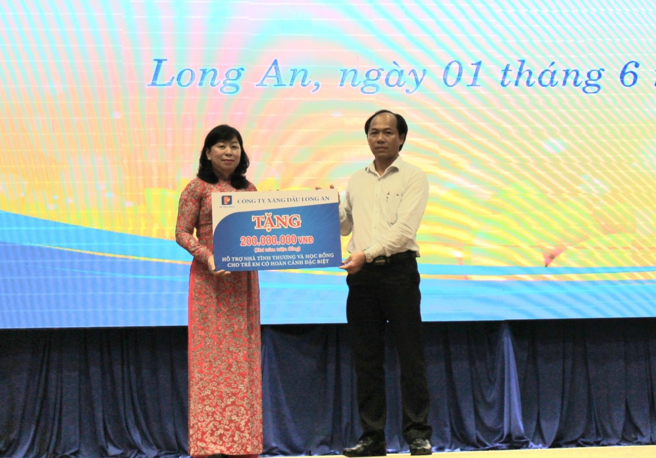 Ủng hộ 200 triệu đồng cho công tác an sinh xã hội tỉnh Long An