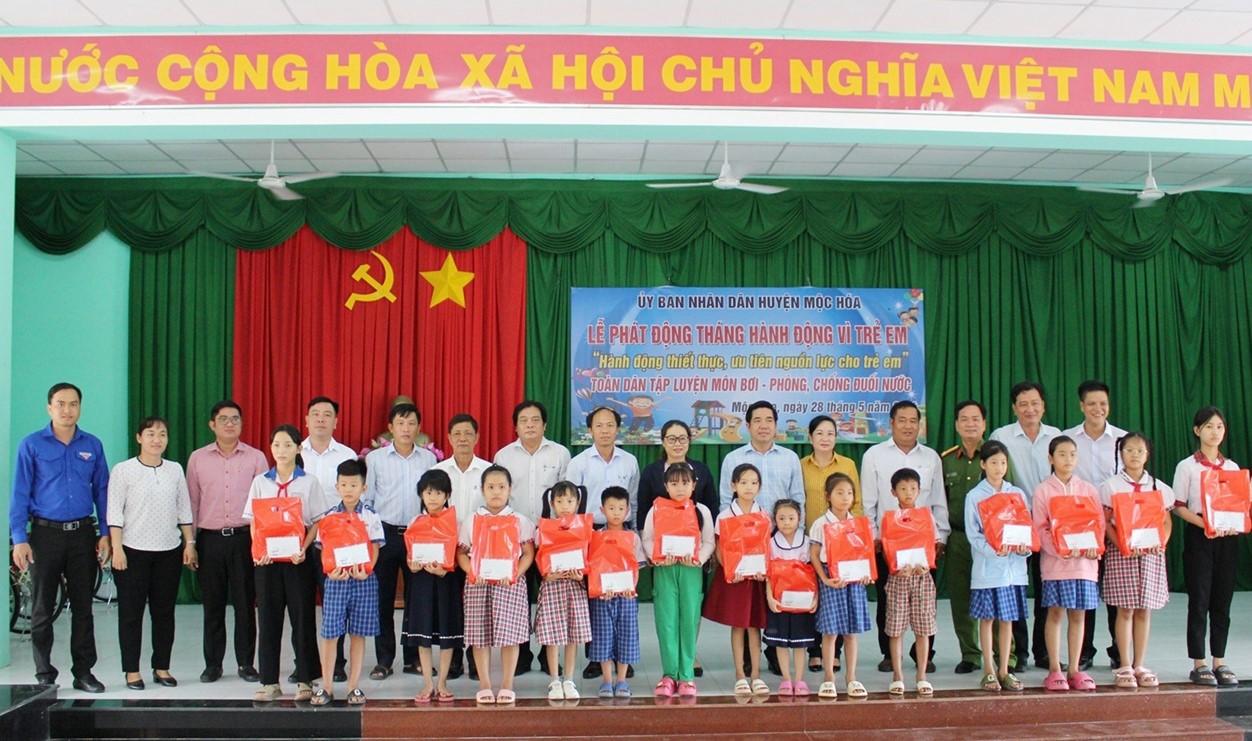 Petrolimex Long An trao học bổng cho trẻ em có hoàn cảnh khó khăn tại huyện Tân Thạnh và Mộc Hóa