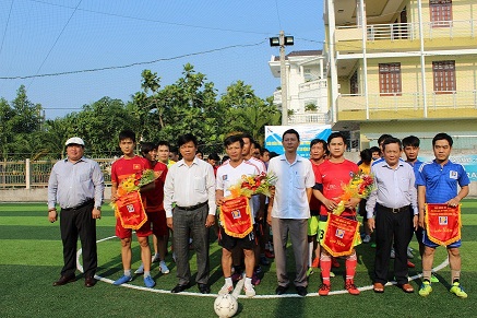 Giao lưu bóng đá mini chào mừng 30/4 và 01/5
