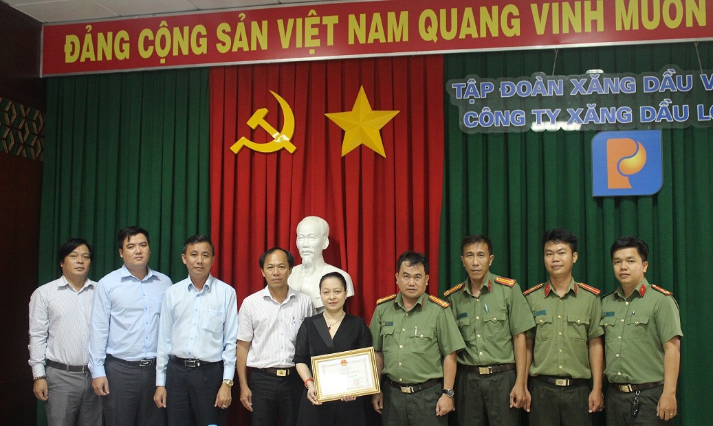 Nhận giấy công nhận đạt tiêu chuẩn "An toàn về an ninh trật tự" của Ủy Ban Nhân dân Tỉnh
