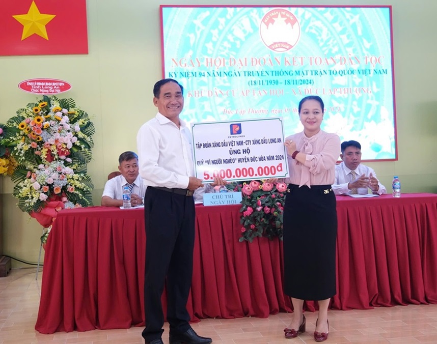 Petrolimex ủng hộ 5 tỷ đồng cho "Quỹ vì người nghèo" huyện Đức Hòa, tỉnh Long An