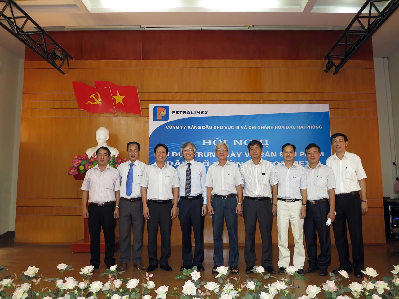 Hội nghị “Thi đua trưng bày và bán sản phẩm Dầu mỡ nhờn Petrolimex”