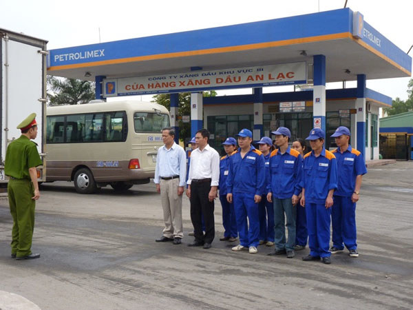 Diễn tập PCCC tại cửa hàng xăng dầu