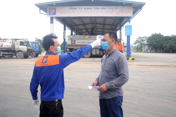 Tin ảnh: Petrolimex Hải Phòng tổ chức đo thân nhiệt tại nơi làm việc