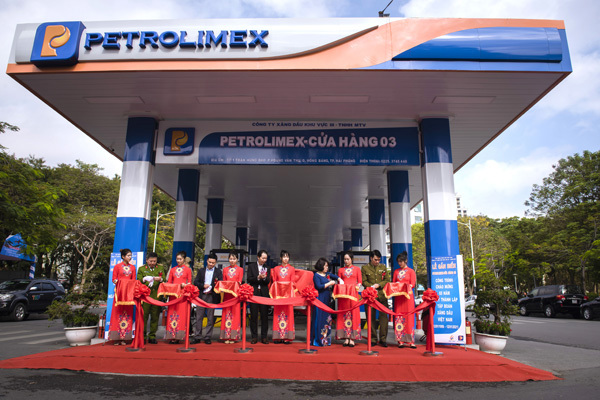 Gắn biển công trình chào mừng 65 năm Petrolimex tại Petrolimex-Cửa hàng 03