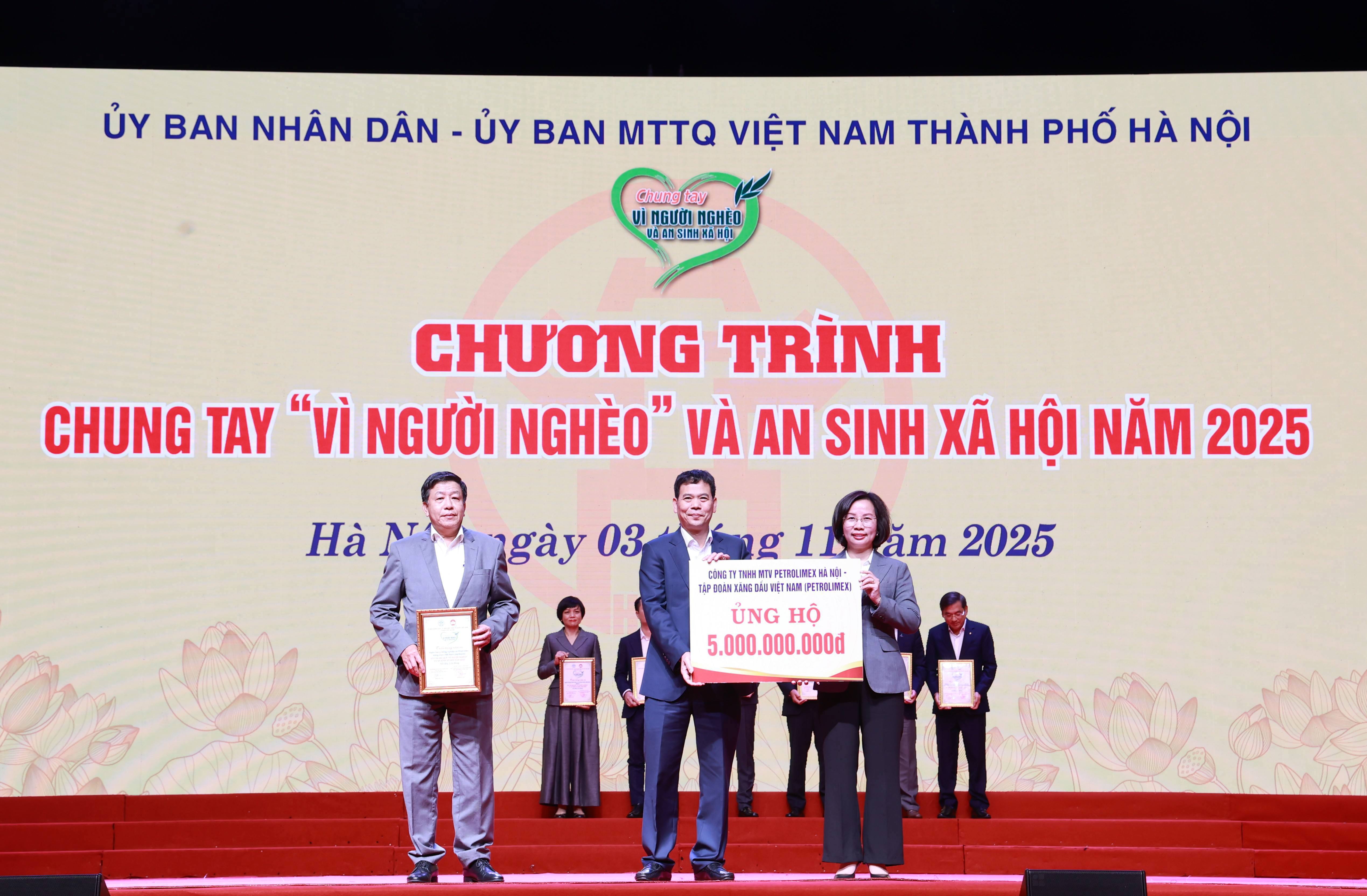 Petrolimex Hà Nội ủng hộ 5 tỷ đồng tại Chương trình "Chung tay vì người nghèo và an sinh xã hội" năm 2025