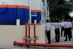 Lãnh đạo Petrolimex kiểm tra hệ thống phối trộn xăng E5 RON 92 tại TKXD Đức Giang