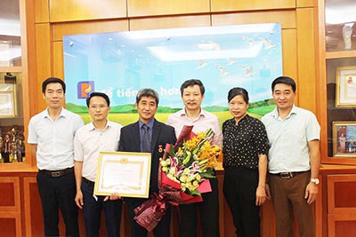 Trao tặng huy hiệu 30 năm tuổi Đảng