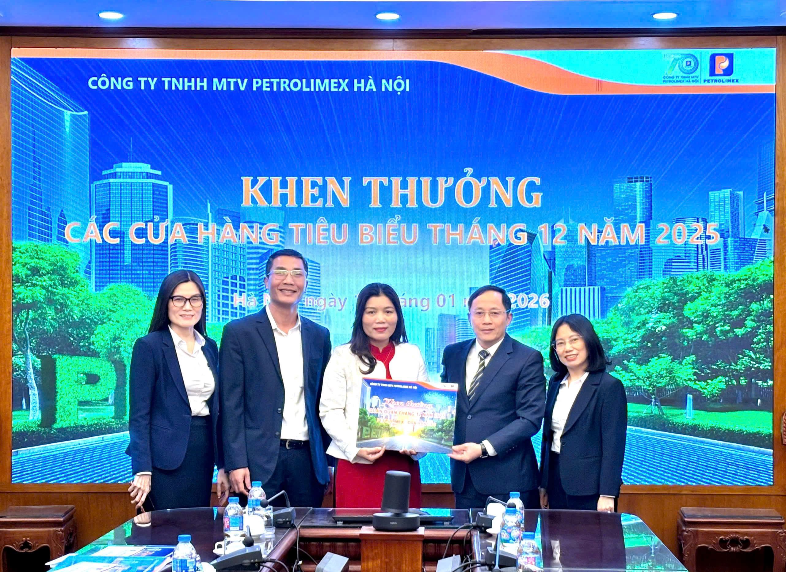 Khí thế tăng tốc cuối năm: Petrolimex Hà Nội tôn vinh các tập thể dẫn đầu phong trào “Quán quân tháng” 12/2025