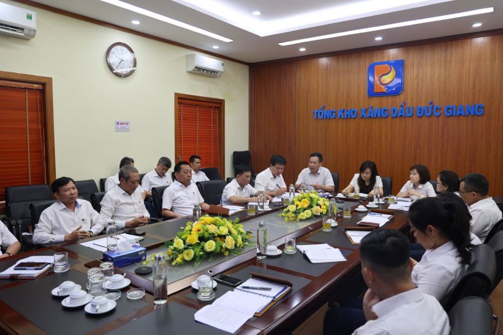 Cán bộ công nhân viên Tổng kho Xăng dầu Đức Giang "đoàn kết- chia sẻ- nỗ lực- thành công"