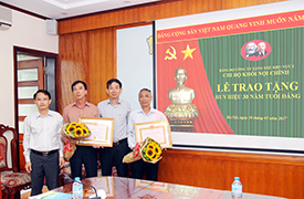 Tin ảnh: Lễ trao Huy hiệu 30 năm tuổi Đảng