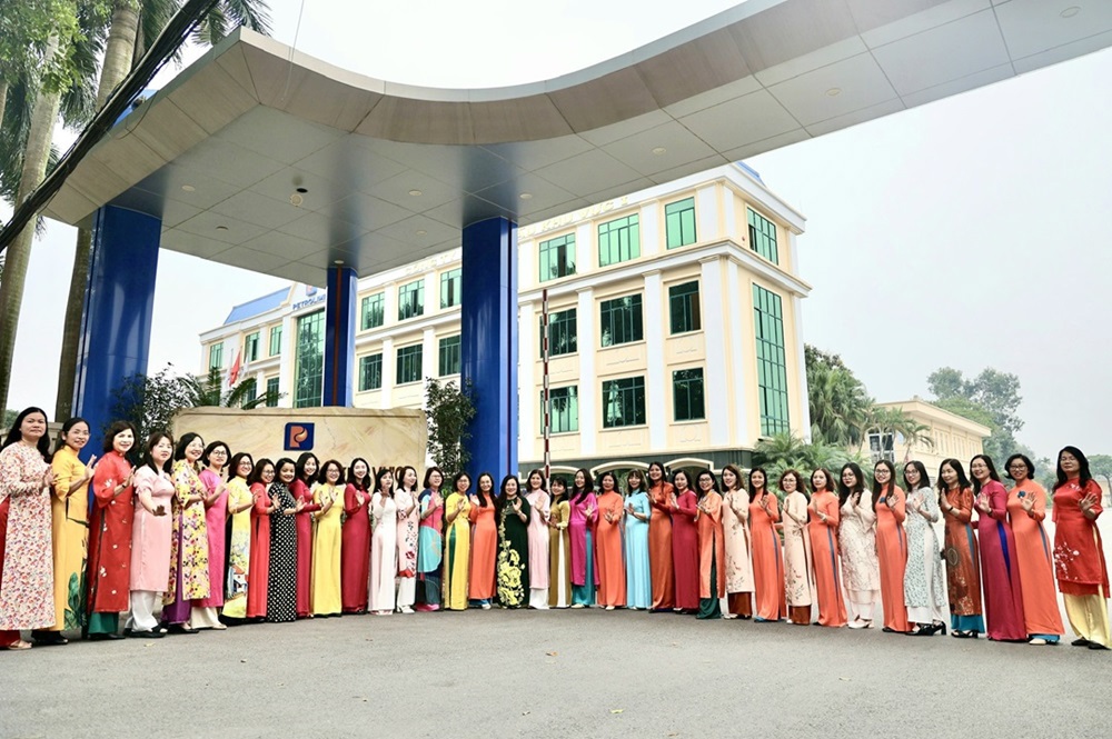 Nữ Công nhân viên chức - Lao động Công ty Xăng dầu Khu vực I cùng nhau lan tỏa vẻ đẹp của áo dài Việt Nam
