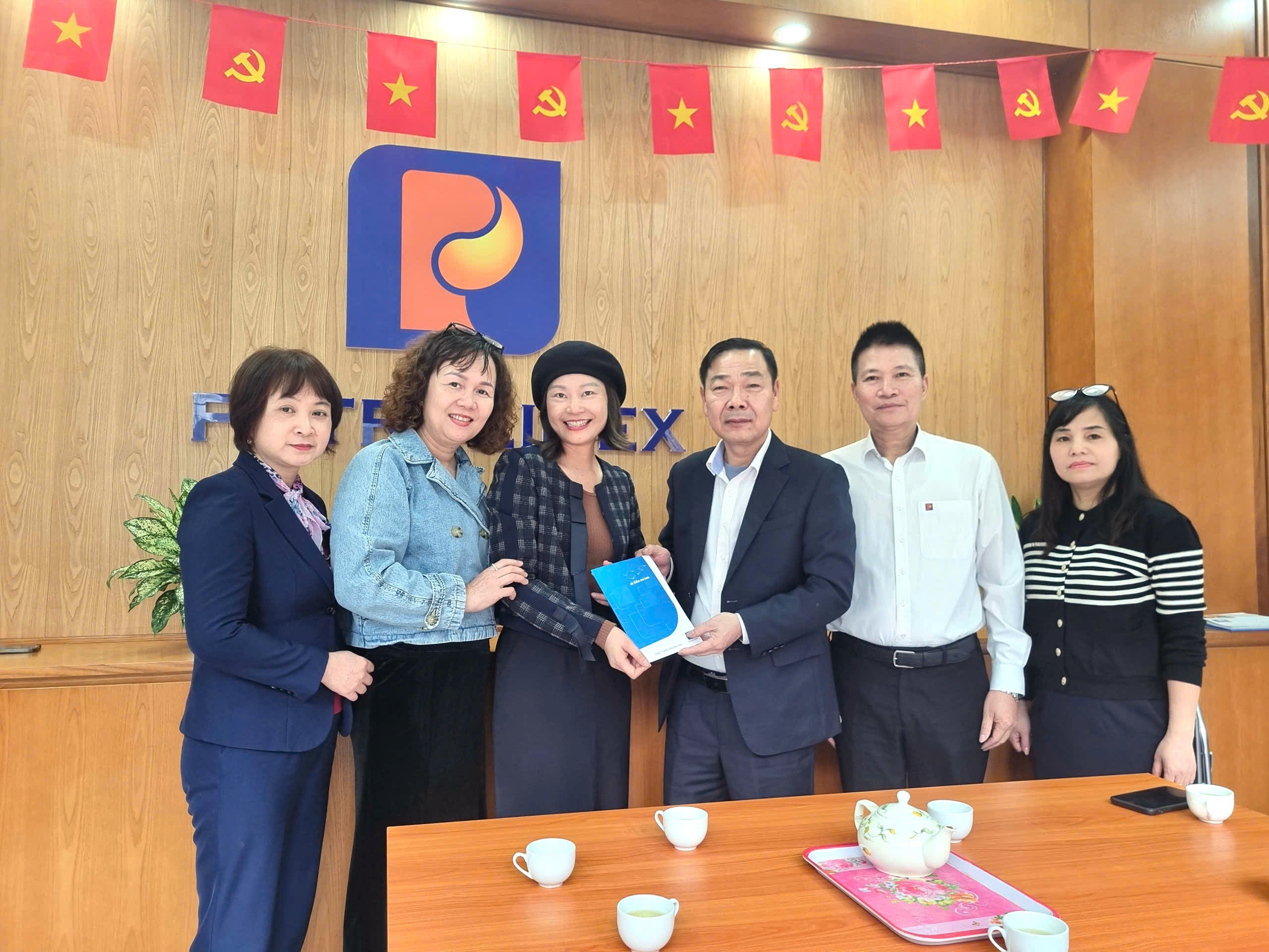 Petrolimex Hà Nội: Chăm lo chu đáo, mang Tết ấm đến với người lao động