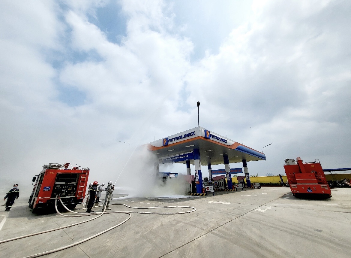 Chiến sĩ trên tuyến đầu mặt trận phòng cháy chữa cháy và cứu nạn cứu hộ