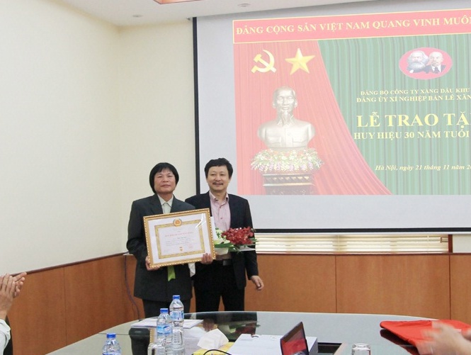 Trao huy hiệu 30 năm tuổi Đảng