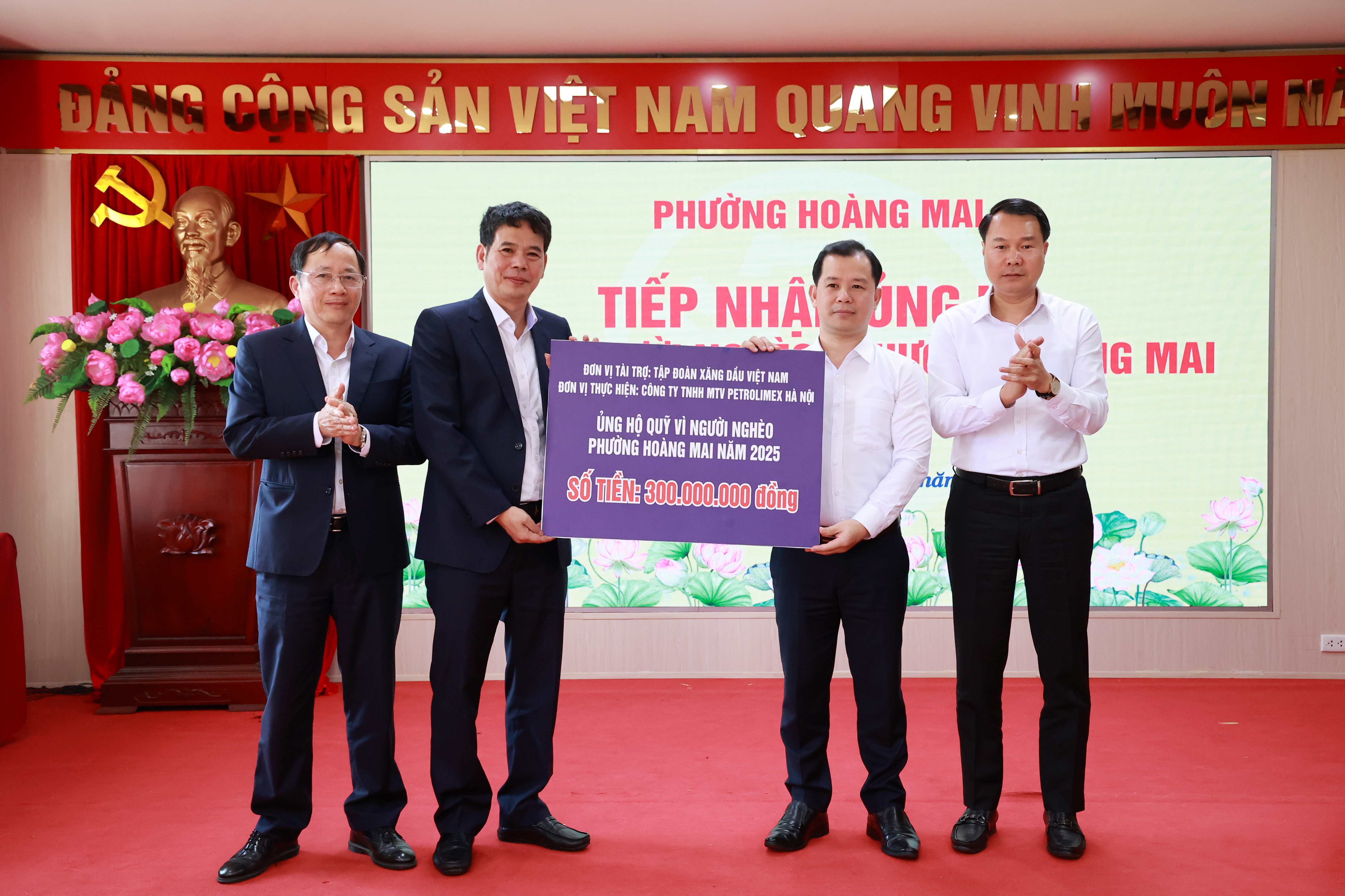 Petrolimex Hà Nội Trao Tặng 300 Triệu Đồng Ủng Hộ Quỹ “Vì Người Nghèo” Phường Hoàng Mai, TP. Hà Nội