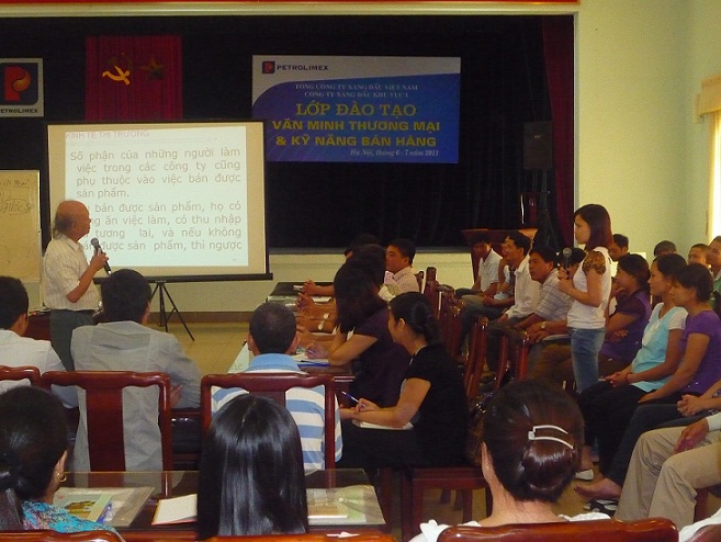 Tổ chức chương trình đào tạo văn minh thương mại, kỹ năng bán hành năm 2011.