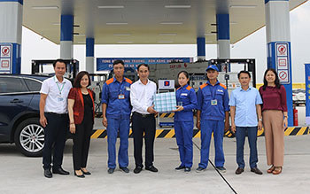 Lãnh đạo Công đoàn Xăng dầu Việt Nam tới thăm, động viên người lao động Petrolimex Hà Nội