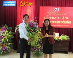 Vinh dự với 30 năm đứng trong hàng ngũ của Đảng
