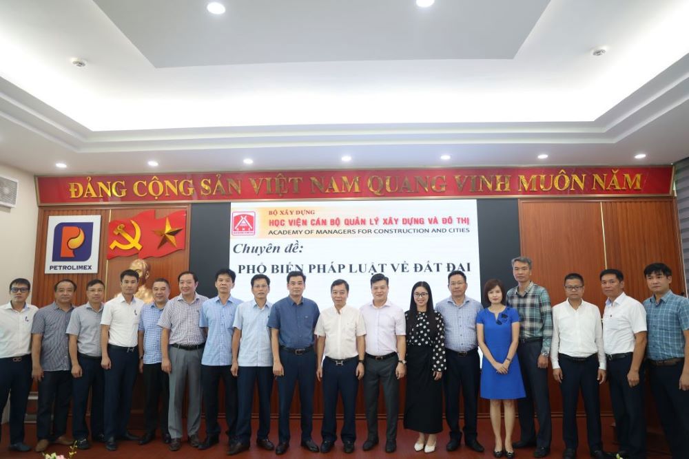 Hội nghị phổ biến các văn bản quy phạm phát luật lĩnh vực đất đai, đầu tư, kinh doanh bất động sản cho cán bộ công nhân viên Công ty Xăng dầu Khu vực I