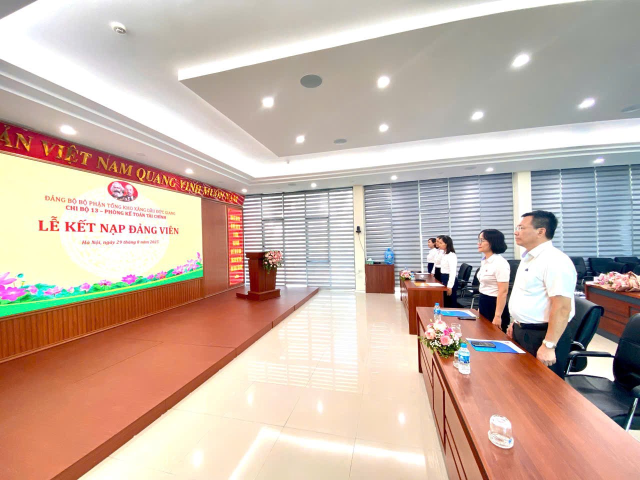Lễ kết nạp đảng viên mới  tại Đảng bộ bộ phận Tổng kho xăng dầu Đức Giang