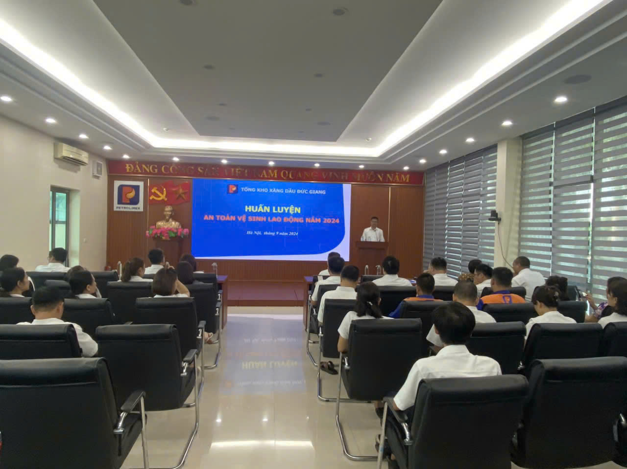 Tổng kho xăng dầu Đức Giang tổ chức huấn luyện, bồi dưỡng nghiệp vụ an toàn vệ sinh lao động (ATVSLĐ) năm 2024