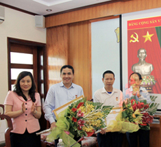 Vinh dự nhận Huy hiệu 30 năm tuổi Đảng đợt 19.5.2014
