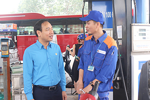 Chủ tịch CĐCTVN Trần Quang Huy tới thăm và động viên người lao động Petrolimex Hà Nội