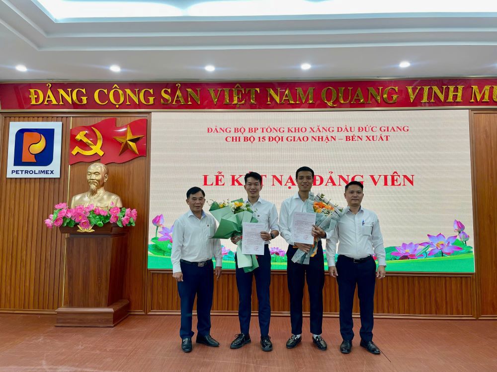 Tổng kho Xăng dầu Đức Giang: Chi bộ 15 Đội Giao nhận, Bến xuất tổ chức kết nạp 2 Đảng viên mới