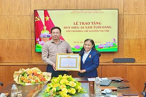 Đảng ủy Tổng kho Xăng dầu Đức Giang tổ chức Lễ trao tặng huy hiệu 30 năm tuổi Đảng cho đồng chí Nguyễn Thị Vân