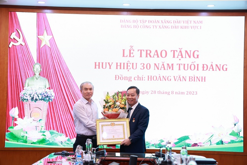Trao tặng huy hiệu 30 năm tuổi Đảng cho Phó bí thư Đảng ủy Hoàng Văn Bình