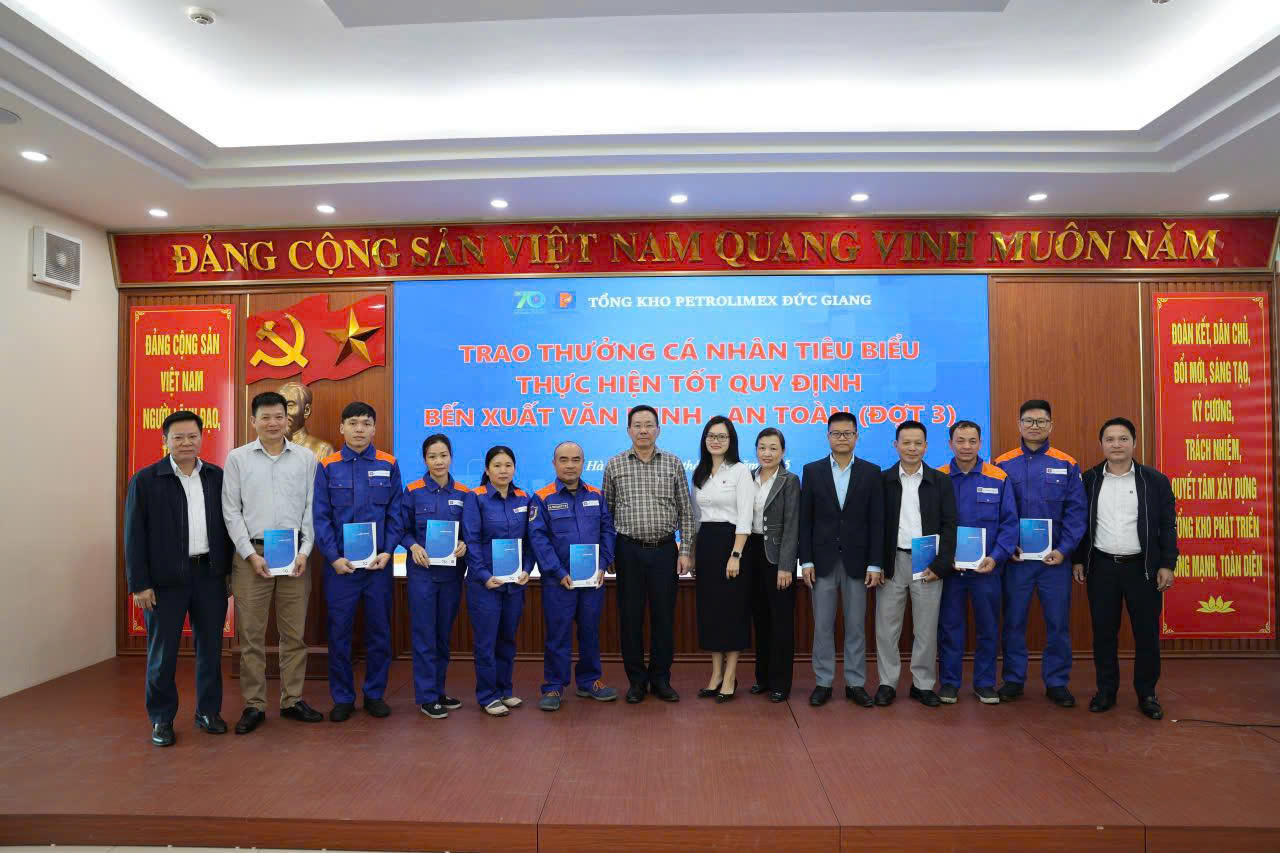 Tổng kho Petrolimex Đức Giang trao thưởng cá nhân tiêu biểu thực hiện tốt quy định Bến xuất văn minh an toàn