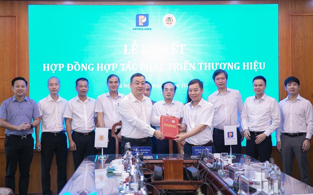 Lễ ký kết hợp tác phát triển thương hiệu giữa Công ty Xăng dầu Khu vực I  và Câu lạc bộ bóng đá Công an Hà Nội.