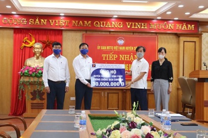 Chi nhánh xăng dầu Vĩnh Phúc trao 110 triệu đồng ủng hộ công tác phòng chống Covid-19