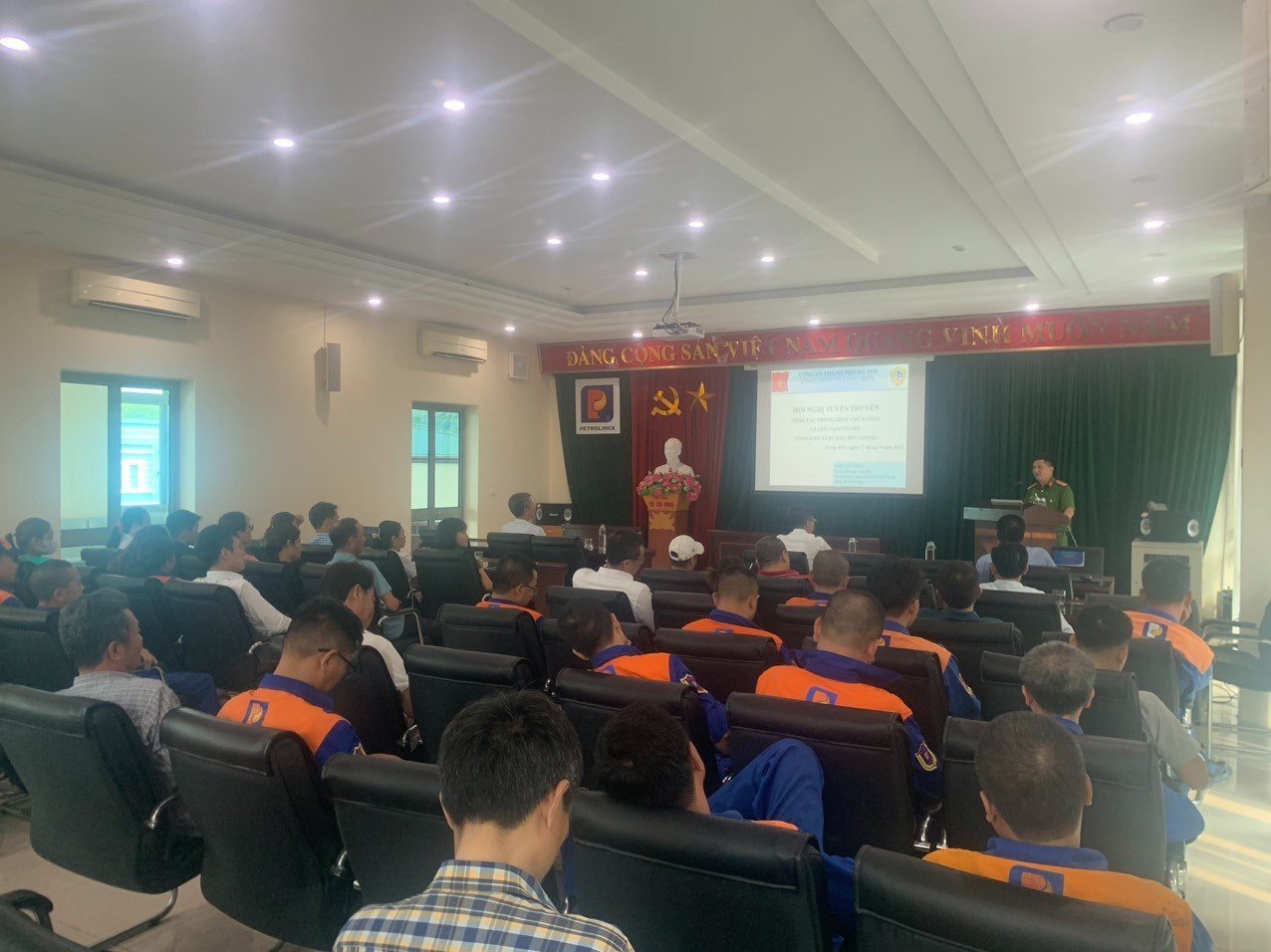 Tổng kho xăng dầu Đức Giang tổ chức huấn luyện bồi dưỡng nghiệp vụ PCCC và Cứu nạn cứu hộ