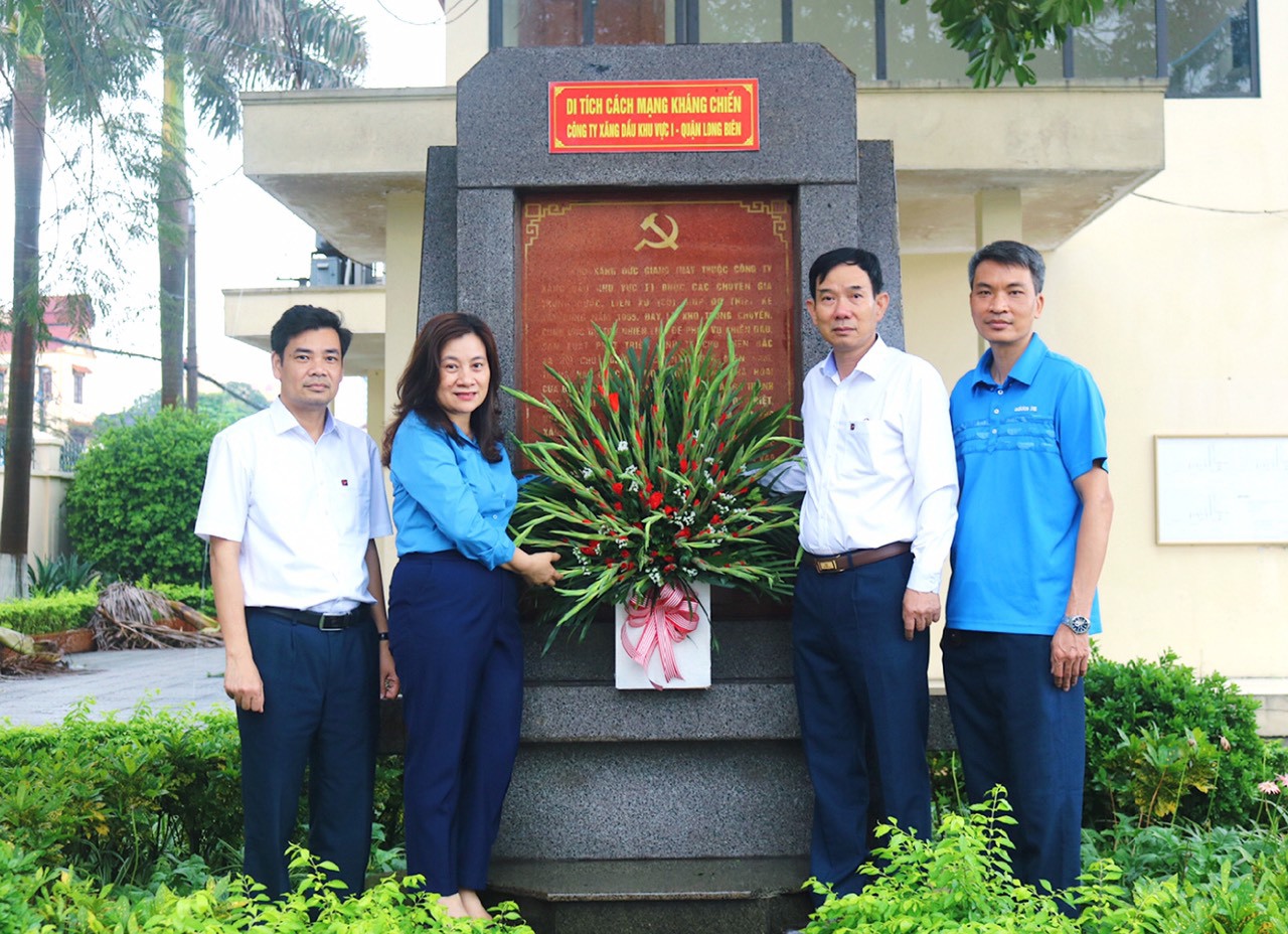 Đặt hoa tại Di tích cách mạng kháng chiến Công ty xăng dầu Khu vực 1
