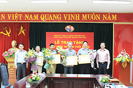 Trao huy hiệu 30 năm tuổi Đảng