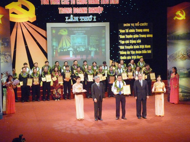 Tôn vinh các tổ chức Đảng tiêu biểu trong doanh nghiệp.