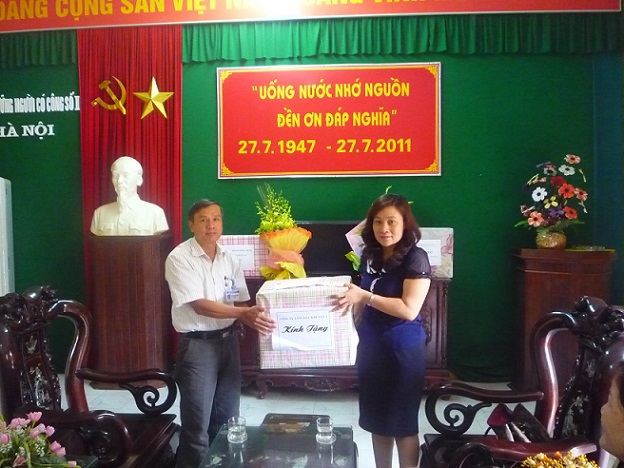 Thăm và tặng quà Bà mẹ Việt Nam Anh hùng, các đồng chí thương binh, gia đình Liệt sĩ nhân ngày 27 tháng 7 năm 2011