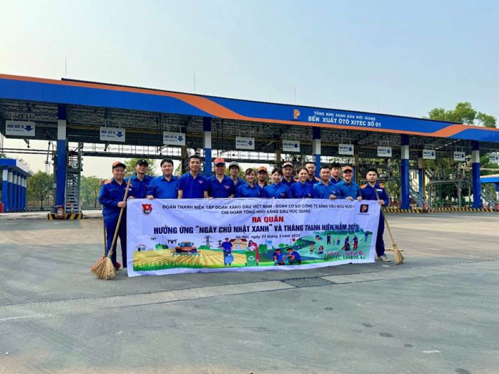 Đoàn thanh niên Tổng kho Xăng dầu Đức Giang ra quân hưởng ứng "Ngày chủ nhật xanh" và tháng Thanh niên năm 2025