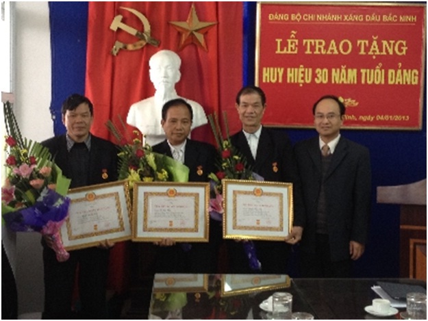 Trao huy hiệu 30 năm tuổi Đảng