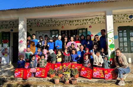 Mang nắng ấm đến vùng cao nơi biên giới