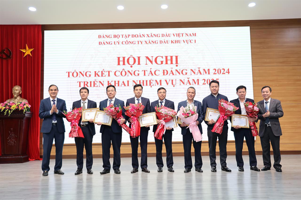 Đảng bộ Công ty Xăng dầu Khu vực I - Tổng kết công tác năm 2024, triển khai nhiệm vụ năm 2025 và trao tặng huy hiệu 30 năm tuổi Đảng