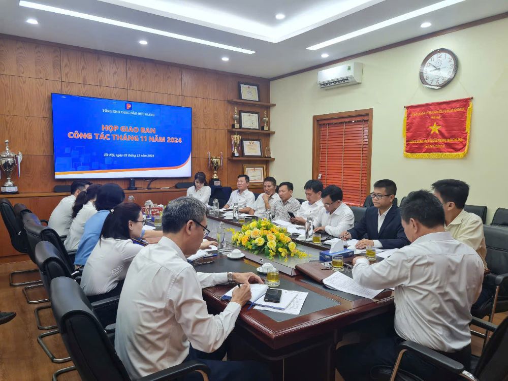 Tổng kho Xăng dầu Đức Giang: Giao ban công tác tháng 11/2024 và Sơ kết thực hiện quy định bến xuất văn minh, an toàn